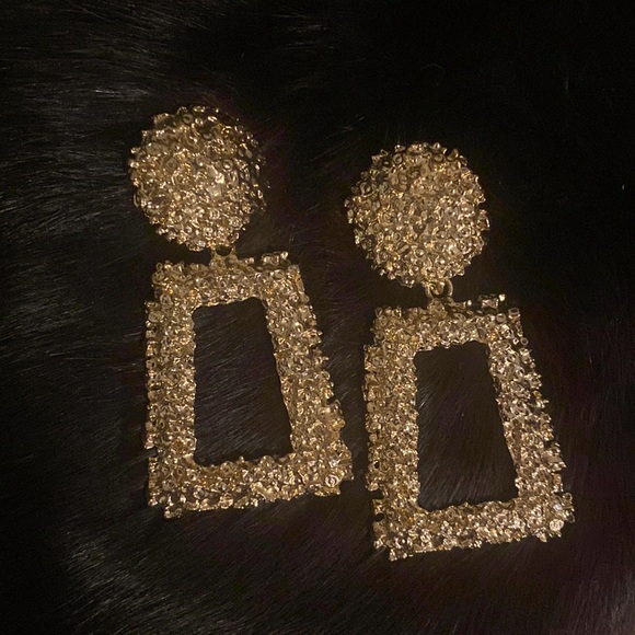 Nugget Style Large pierced earrings, classic dangles. In the color gold. - Picture 1 of 2